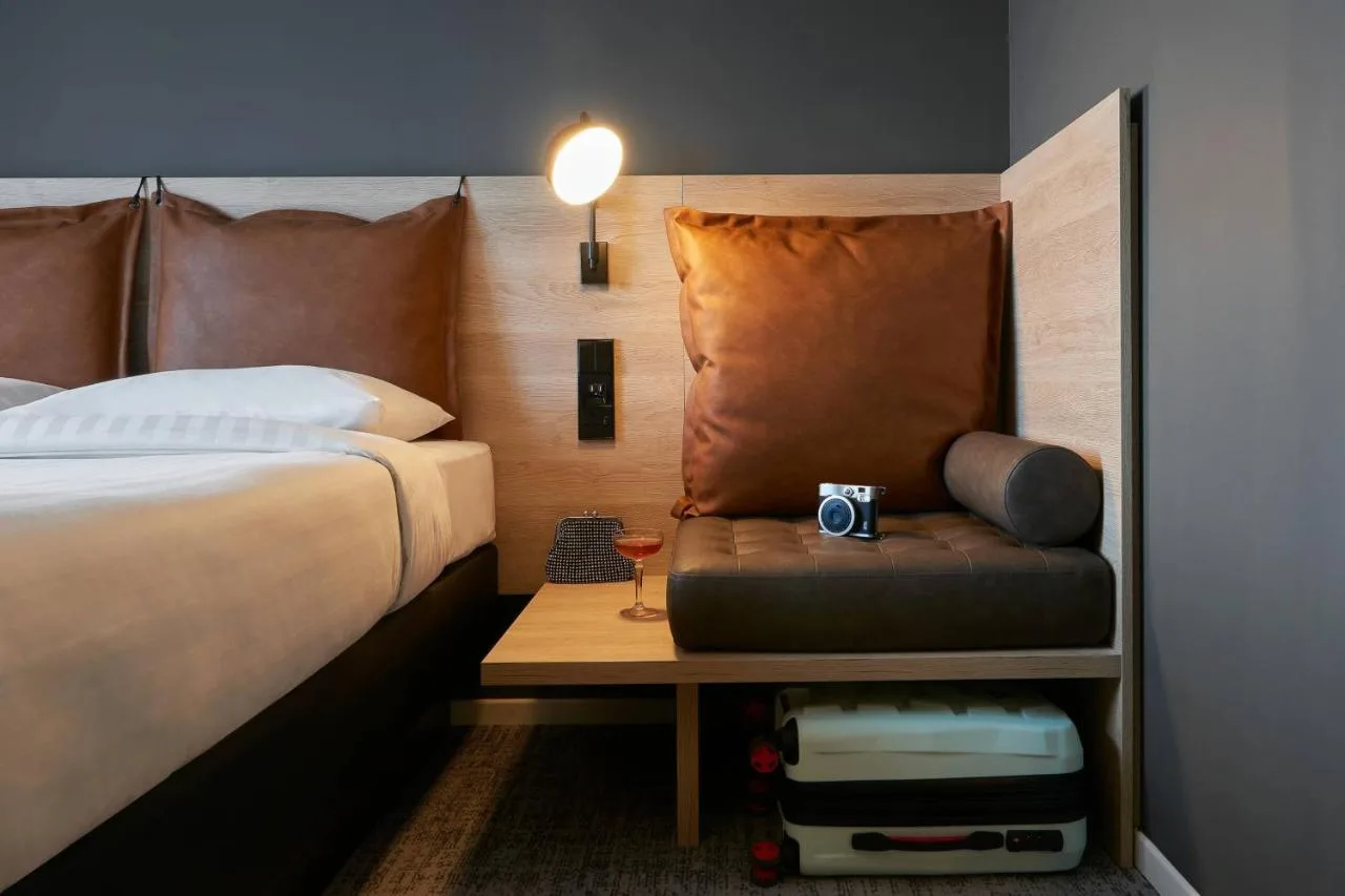 Moxy Queen Room